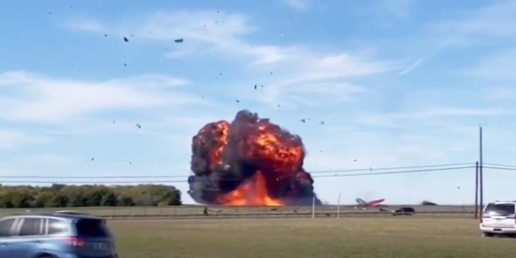 Dallas: 6 muertos al estrellarse 2 aviones históricos el Día de los Veteranos