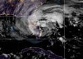 Nicole tocó tierra como Huracán en Vero Beach y se degrada a tormenta