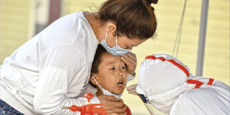 En China, los niños no han podido regresar a sus escuelas, debido al nuevo confinamiento por los altos contagios de Covid.