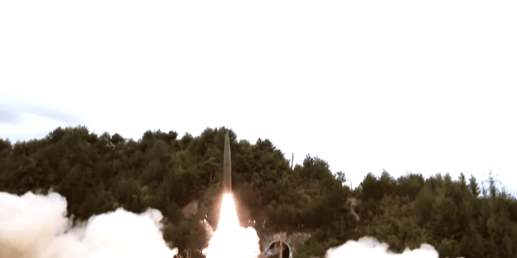 Corea del Norte lanzó misil capaz de llegar a EEUU