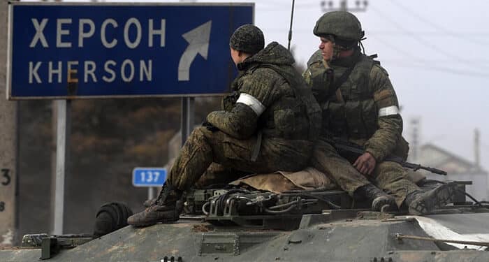 Rusia abandona Jersón  y descuelga sus banderas