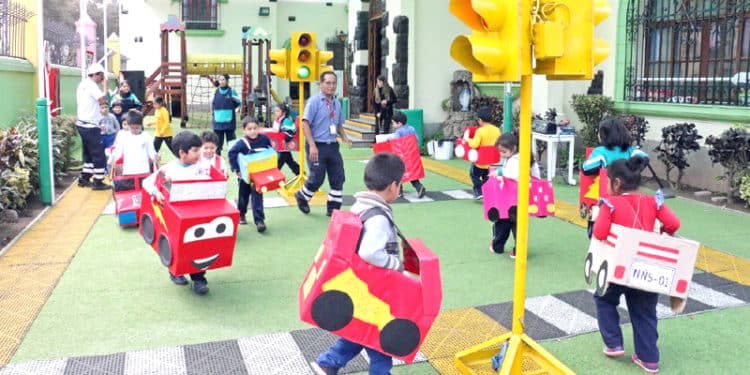 Los principios y valores inculcados en el hogar, deben ser reforzados en la escuela.