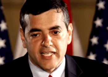 Socia del excongresista David Rivera compareció ante los tribunales