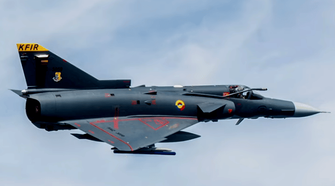 Petro anunció que reemplazará aviones Kfir de la Fuerza Aérea