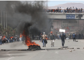 Perú semiparalizado:  7 muertos en medio de las violentas protestas