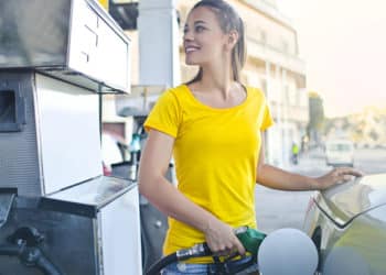 Los precios de la gasolina siguen bajando. Pero igual hay que ahorrar combustible.