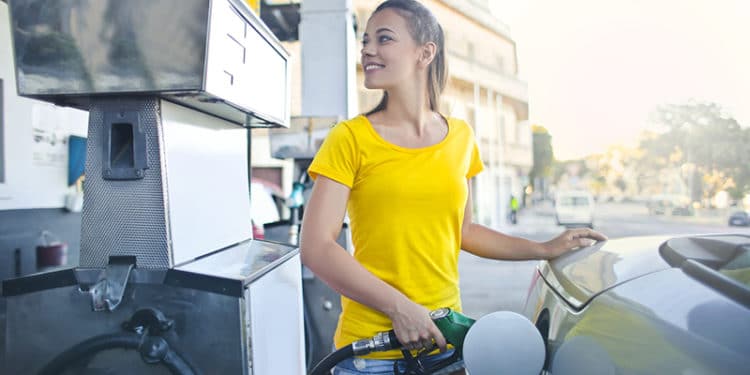 Los precios de la gasolina siguen bajando. Pero igual hay que ahorrar combustible.
