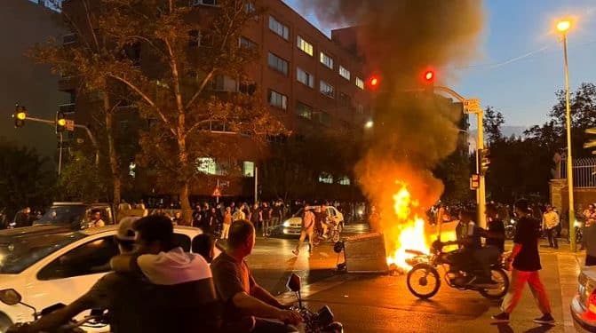 Convocan tres días de protestas en Irán tras confuso anuncio sobre la Policía de la Moral