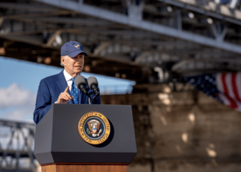 Biden: la democracia se encuentra en un momento peligroso