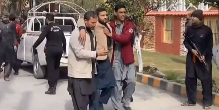 Un centenar de muertos deja ataque talibán a mezquita en Pakistán