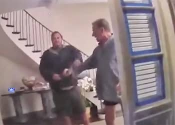 Al momento de la llegada de la policía a la casa de los Pelosi, fue que el intruso atacó a Paul Pelosi.