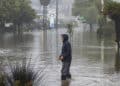 Las intensas tormentas han causado inundaciones, cortado el suministro eléctrico y forzado evacuaciones y cierres de escuelas en toda la costa.