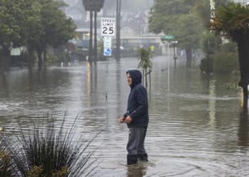 Las intensas tormentas han causado inundaciones, cortado el suministro eléctrico y forzado evacuaciones y cierres de escuelas en toda la costa.