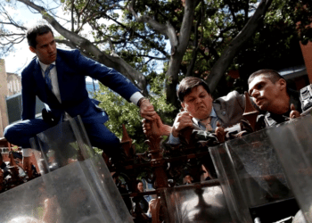El País analiza el «auge y caída de Juan Guaidó»
