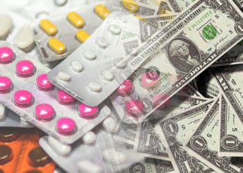 Los precios de los nuevos medicamentos causan polémica en las aseguradoras, los programas de salud y los pacientes.