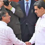 Gustavo Petro, en el momento de llegar al Palacio de Miraflores, donde es recibido por el propio Nicolás Maduro.
