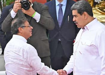 Gustavo Petro, en el momento de llegar al Palacio de Miraflores, donde es recibido por el propio Nicolás Maduro.