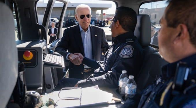 Luego del tiroteo en Nashville: Biden retoma su lucha para prohibir armas de asalto