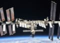 Además de satélites fuera de órbita, hay mucha basura espacial, que puede provocar una tragedia en el espacio.