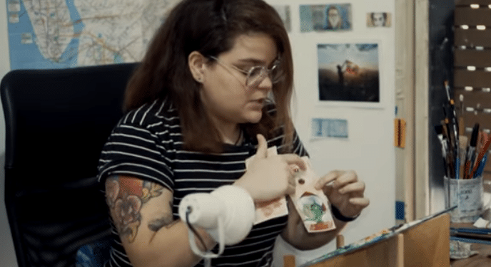 Karina Freites, la «chama» que pinta los billetes venezolanos…conquista Argentina