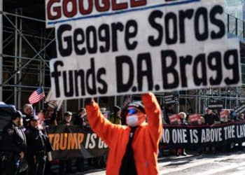 Manifestantes ProMAGA y AntiTrump enfrentados en Manhattan