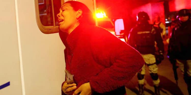 Vianey Infante, una migrante venezolana, quien esperaba la liberación de su esposo, llora inconsolable por lo sucedido.