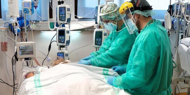 La variante Ómicron de la Covid, trata mejor a los pacientes a largo plazo.