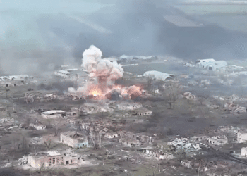 Bajmut casi destruida por ataques rusos