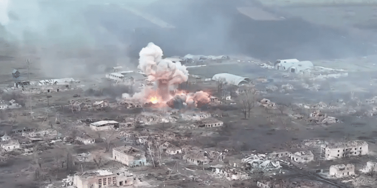 Bajmut casi destruida por ataques rusos