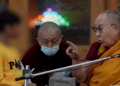 Polémica mundial por comportamiento del Dalái Lama con un menor de edad