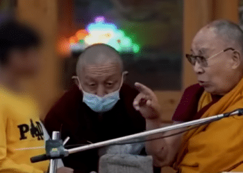 Polémica mundial por comportamiento del Dalái Lama con un menor de edad