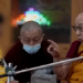 Polémica mundial por comportamiento del Dalái Lama con un menor de edad