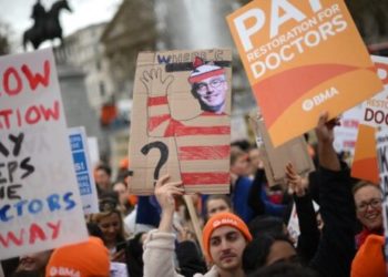 Miles de médicos abandonaron hospitales británicos