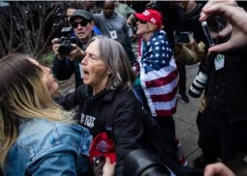 Caos a las puertas del juzgado en Manhattan por seguidores y detractores de Trump