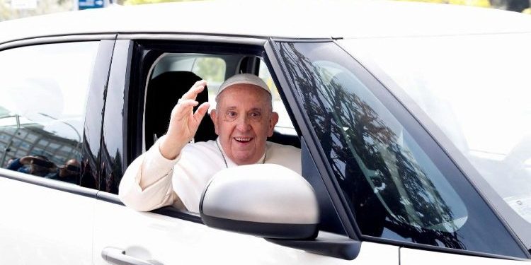 El papa Francisco fue dado de alta del hospital y regresó al Vaticano