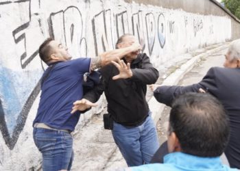 Ministro de seguridad argentino agredido a golpes y pedradas por transportistas