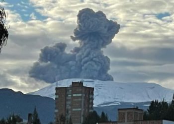 Volcán Nevado del Ruiz sigue amenazando pero familias se niegan a salir