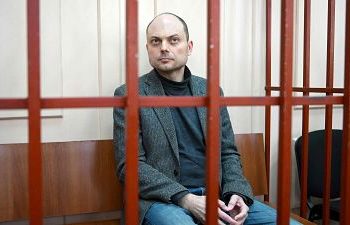 Por ser opositor de Putin condenan a periodista ruso a 25 años de prisión