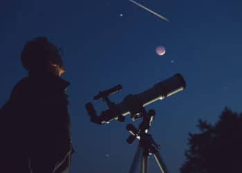 Para disfrutar de la lluvia de estrellas, se recomienda alejarse de la contaminación lumínica de la ciudad, e ir a la playa o la montaña.