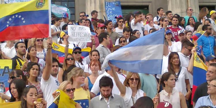 El último reporte Movimientos Migratorios Recientes en América del Sur, Venezuela registra una población de inmigración de 1.324.193 millones de personas.
