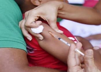 La baja tasa de vacunación infantil en Latinoamérica, se debe a causas multifactoriales.