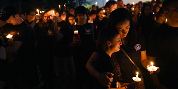Vigilia por las víctimas de la violencia armada, el 15 de febrero de 2018, en Parkland, Florida. Imagen cortesía Amnistía Internacional.