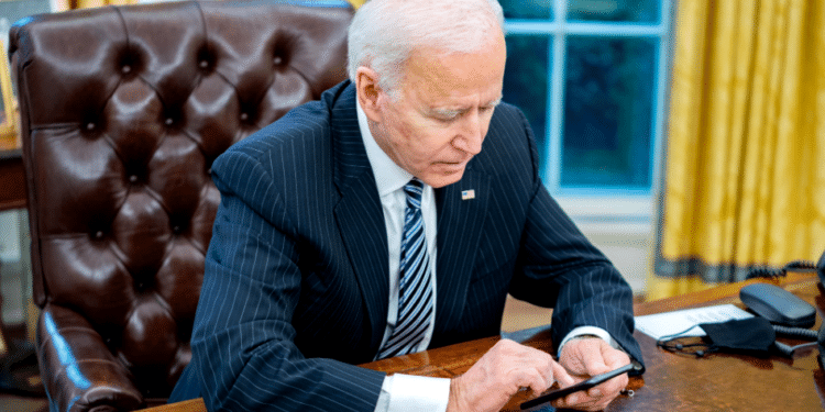 Biden critica recortes de gastos exigidos por republicanos