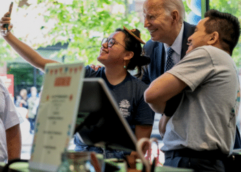 ¿Cuál es el plan de Biden para recuperar a los votantes latinos?