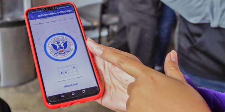 Migrantes venezolanos se encuentran entre los grupos de aspirantes más afectados, por las fallas de la aplicación CBP-One.