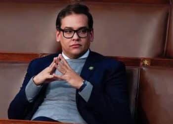 DeSantis firma su restrictiva ley de inmigración y critica las medidas de Biden
