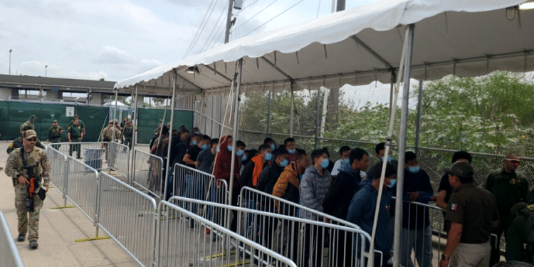 Expira el Título 42 en la frontera, pero no hace más fácil la entrada de inmigrantes
