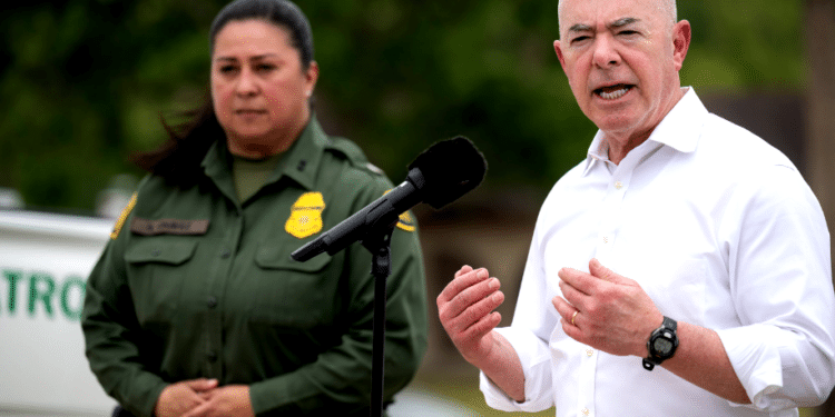 Mayorkas advierte a los migrantes: La frontera no está abierta