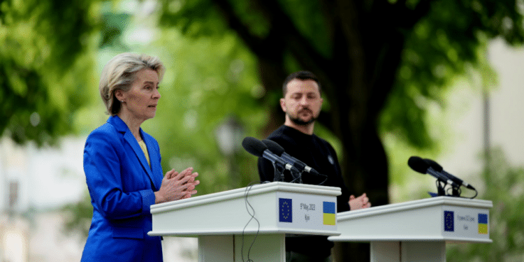 Inician negociación de adhesión de Ucrania a la UE: Ursula Von der Leyen arribó a Kiev