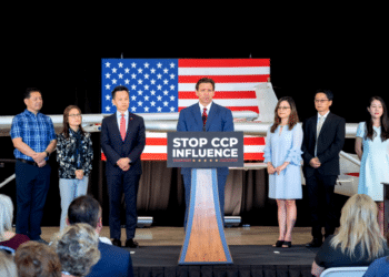 Florida: DeSantis prohíbe la compra de terrenos a ciudadanos chinos